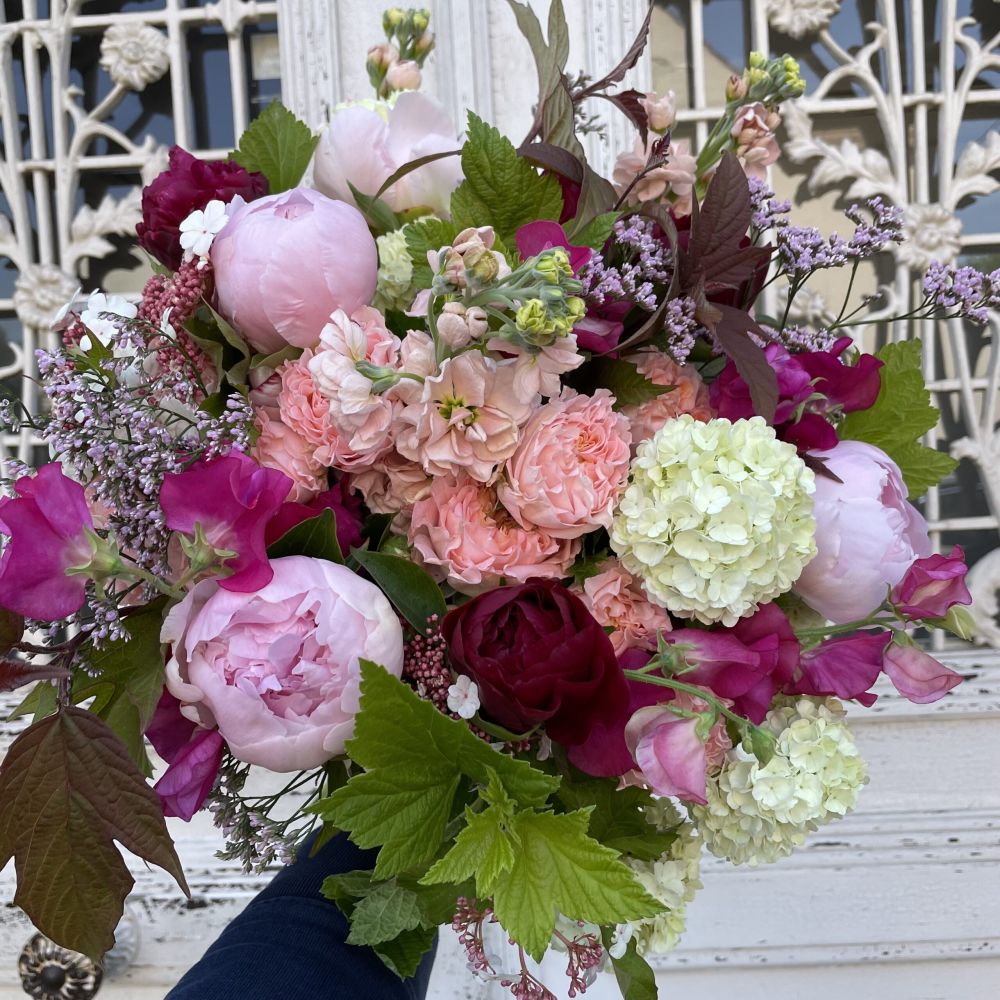 Bouquet surprise de la fleuriste avec pivoines