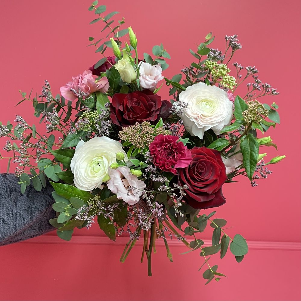 Bouquet de la fleuriste avec roses rouges